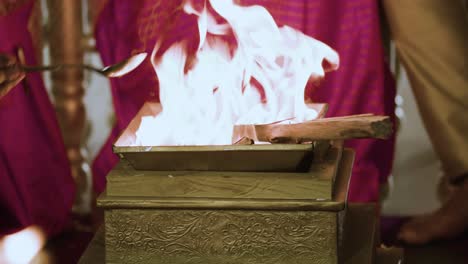 rituales de fuego en una boda hindú - primer plano