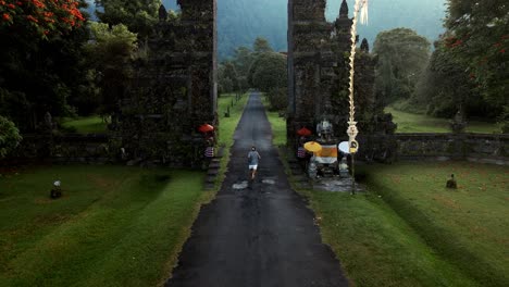 Morgensonnenaufgang-Läuft-Durch-Die-Tore-Des-Bali-Tempels