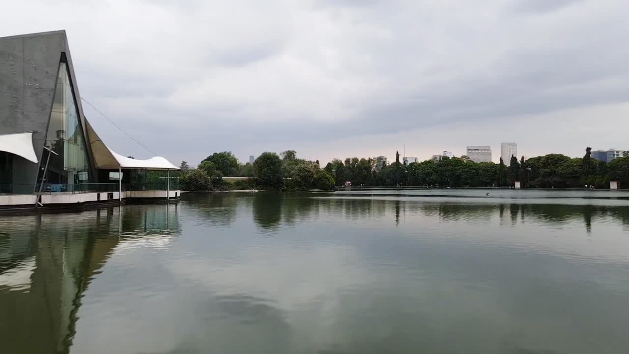 흐린 날에 도시의 항공 샷