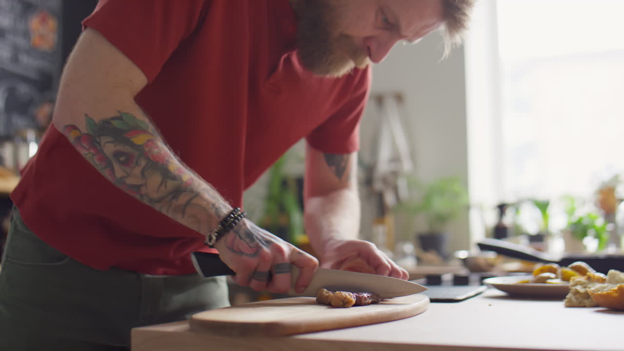 el chef está cortando un filete.