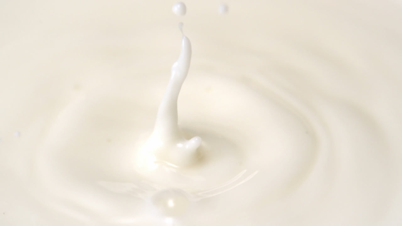 우유를 부어서 움직이는 것