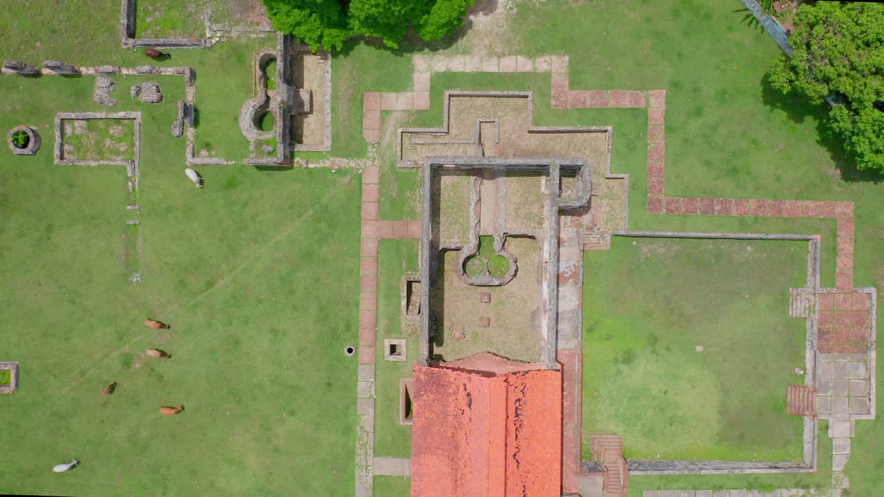 Veduta a volo d'uccello dell'antico zuccherificio di Nigua vicino a Santo Domingo, Repubblica Dominicana - vista aerea dall'alto.