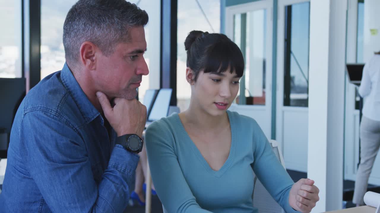 hombre y mujer jóvenes trabajando en la computadora