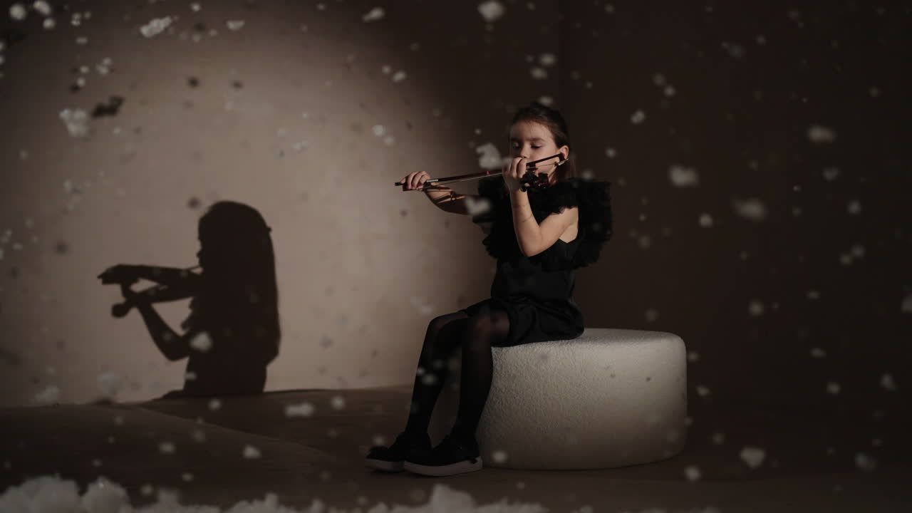 겨울 장면에서 바이올린을 연주하는 어린 소녀
