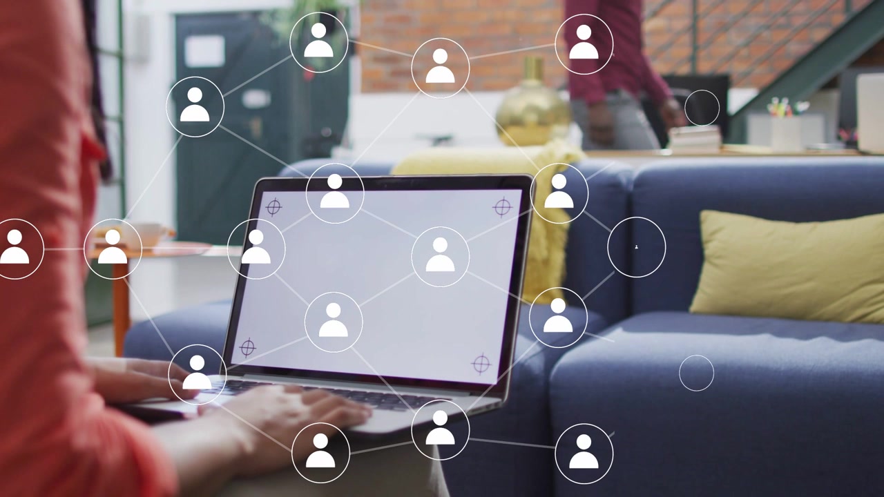 Kvinne skriver på laptop i et teknologiloft, og skaper brukernoder som sprer seg over laptopen og sofaen og danner et nettverk.
