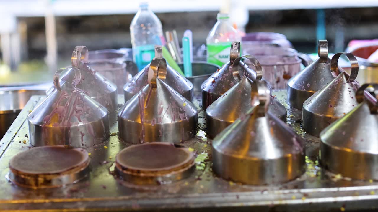 방 의 떠다니는 시장 에 전시 된 스테인리스 강철 비