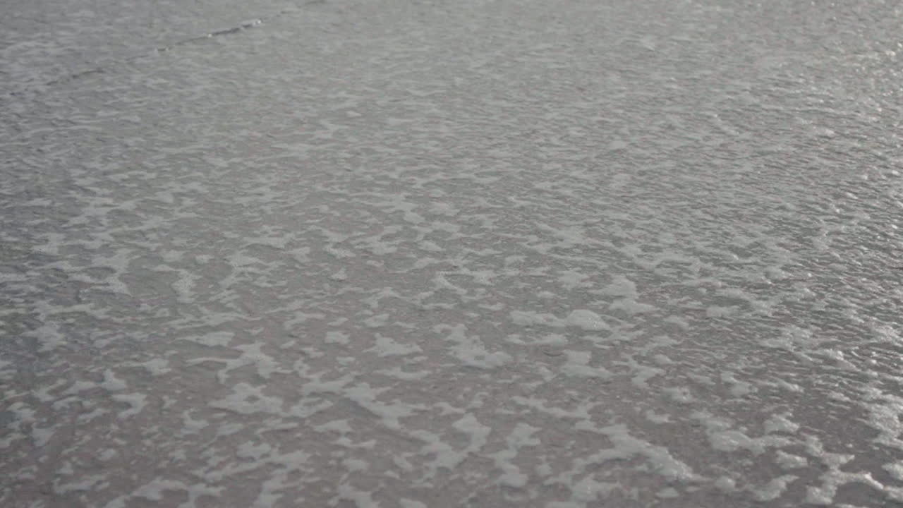 крупный план поверхности морской воды с сложными рисунками пены на пляже овар, португалия