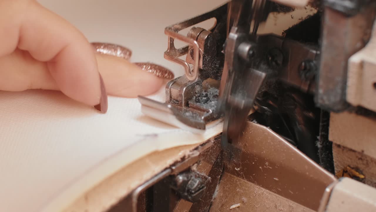 proceso de costura, la máquina de coser coser las manos de las mujeres máquina de costura
