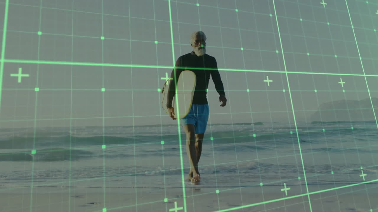 Surfista anziano che cammina a piedi nudi sul bagnasciuga, mostrando una sovrapposizione a griglia digitale per una demo tecnologica.