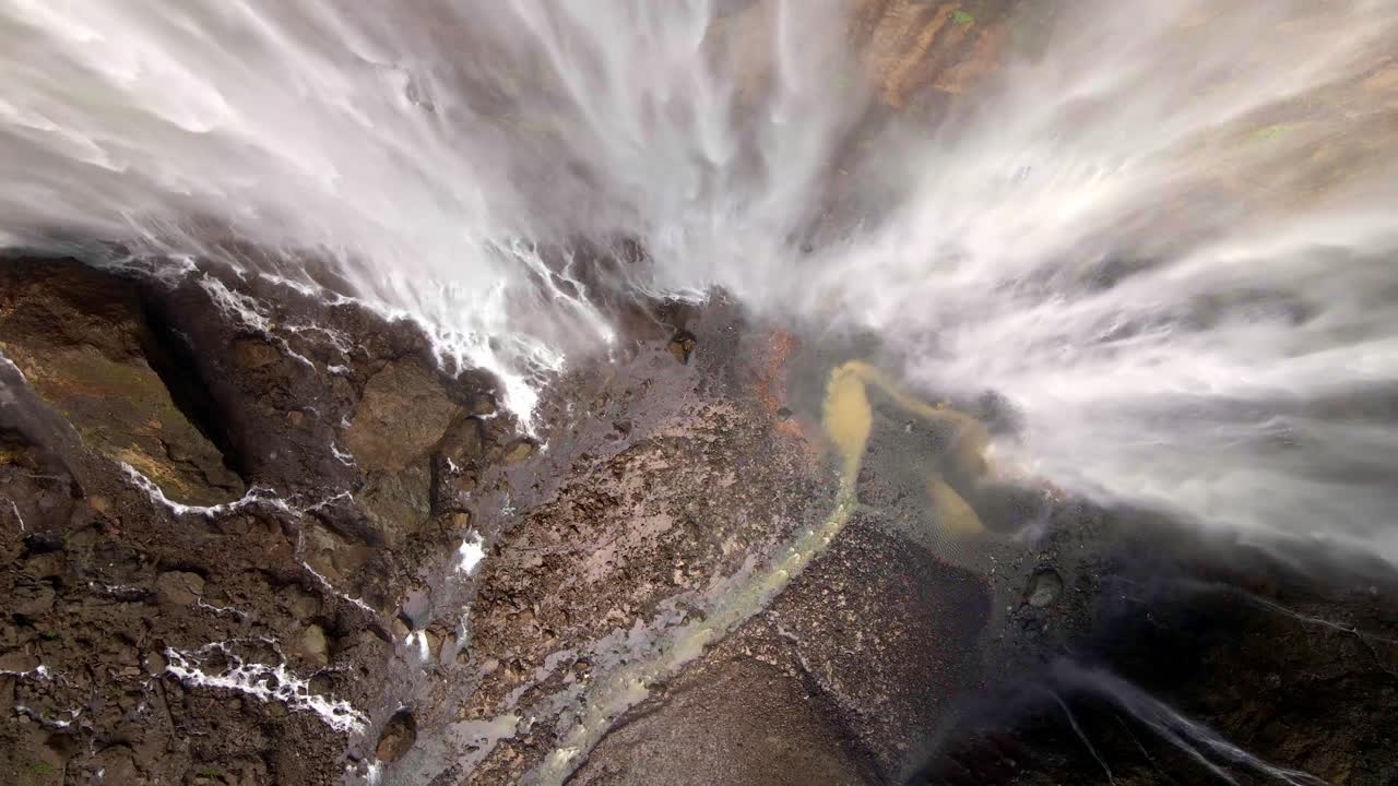 las cascadas de agua caen ferozmente desde grandes alturas, cada corriente una poderosa fuerza de la naturaleza, estrellándose y rugiendo en una hipnotizante exhibición de energía cruda.