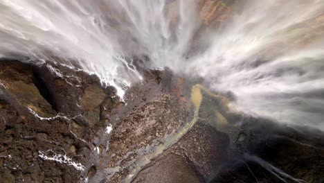 El-Agua-Cae-Ferozmente-Desde-Grandes-Alturas,-Cada-Corriente-Es-Una-Poderosa-Fuerza-De-La-Naturaleza,-Chocando-Y-Rugiendo-En-Una-Fascinante-Exhibición-De-Energía-Pura.