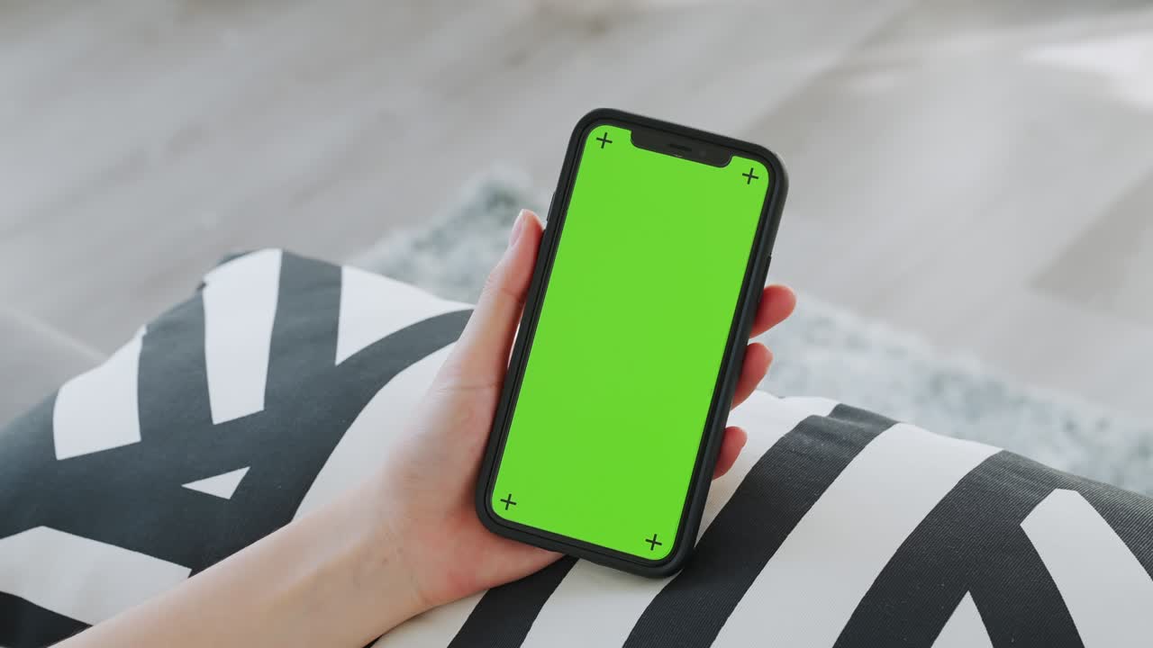 close up de mujer sosteniendo en las manos un simulacro de teléfono inteligente con pantalla verde para internet en línea, pantalla chromakey para publicidad.