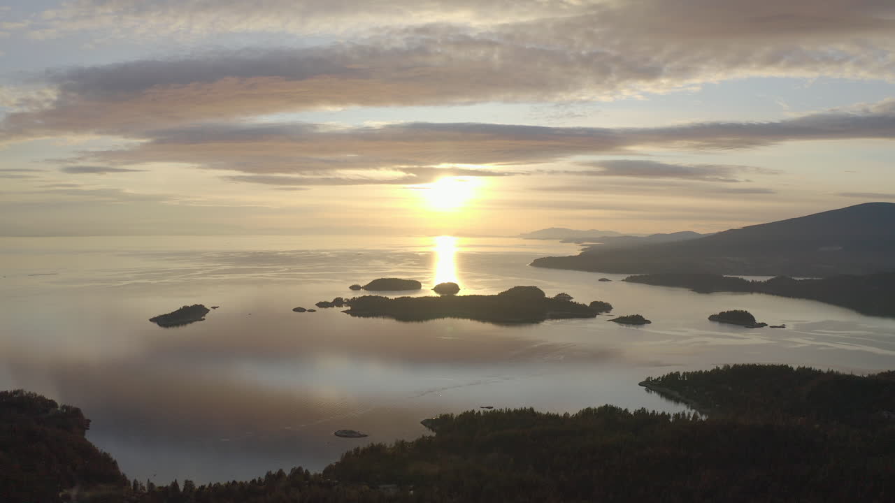 캐나다 브리티시 컬럼비아 보웬 섬에 있는 섬과 바다의 따뜻한 일몰이나 일출의 선명한 색상의 드론 항공