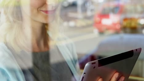 Woman-smiling-watching-her-tablet