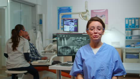 enfermera dentista hablando con pacientes remotos sobre la higiene bucal