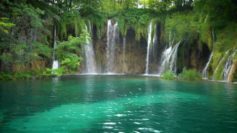 cascata nei laghi di plitvice, in croazia.