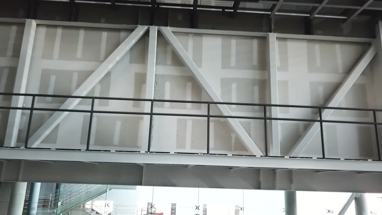 vuelo de avión no tripulado con disparo tomando la salida de una construcción de un centro cultural que muestra los detalles de la estructura metálica en la ciudad de méxico