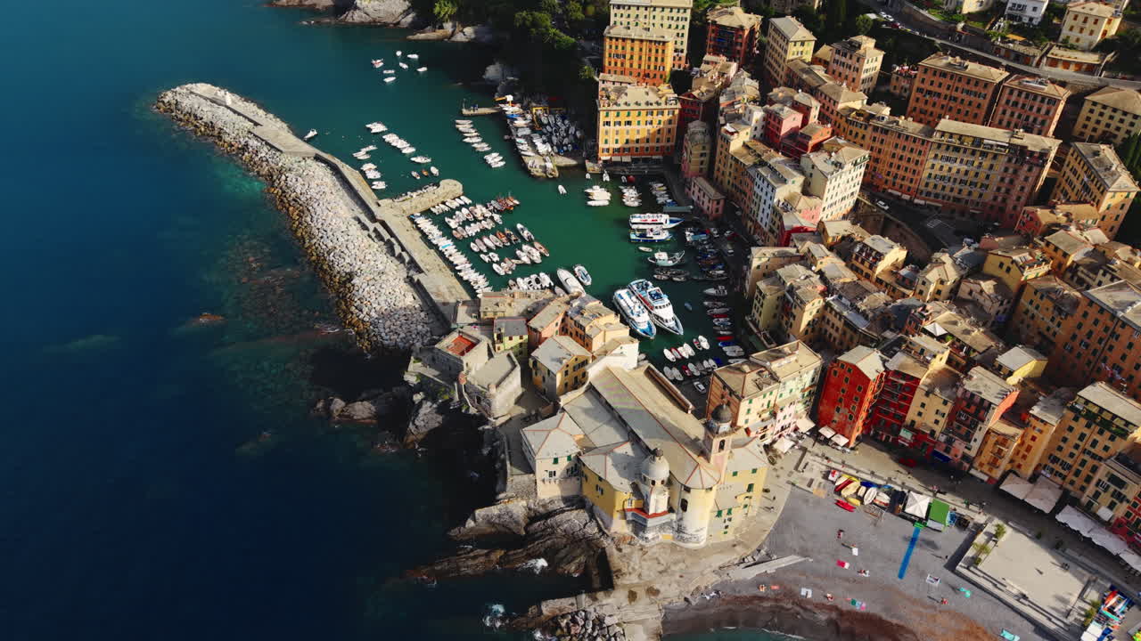 Vista aerea della baia di Camogli che rivela il porto e gli edifici colorati sulla collina