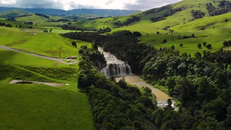 Luftaufnahme-Des-übersehenen-Wasserfalls-Waihi-Falls