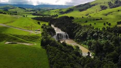 Vista-Aérea-De-La-Cascada-De-Waihi-Falls-Que-Se-Pasa-Por-Alto