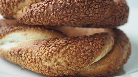 una pila de pan de simit turco