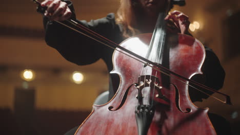 Konzert-Mit-Klassischer-Musik-In-Der-Philharmonie.-Frau-Spielt-Cello-Im-Musiksaal.-Schöne-Cellistin