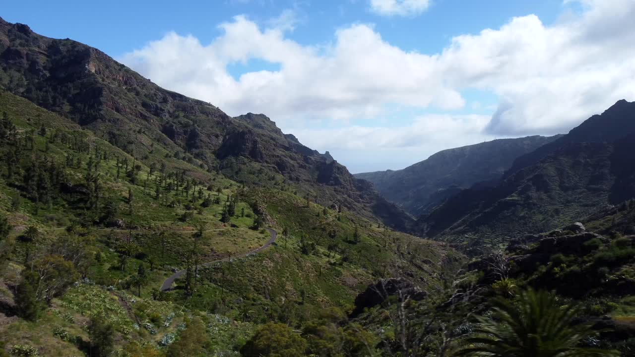 drone cinematográfico filmado valle de montaña y hermoso paisaje natural