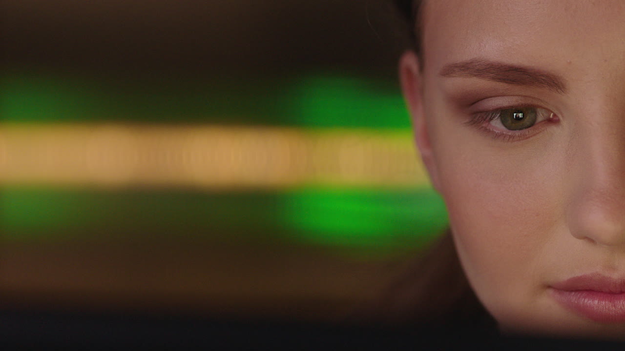 retrato de cerca hermosa mujer de negocios usando una tableta trabajando hasta tarde navegando por internet mirando la pantalla disfrutando de la comunicación en línea