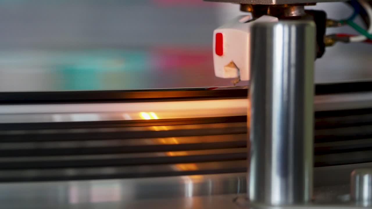 Toca-discos moderno com disco de vinil girando, equipamento de DJ.