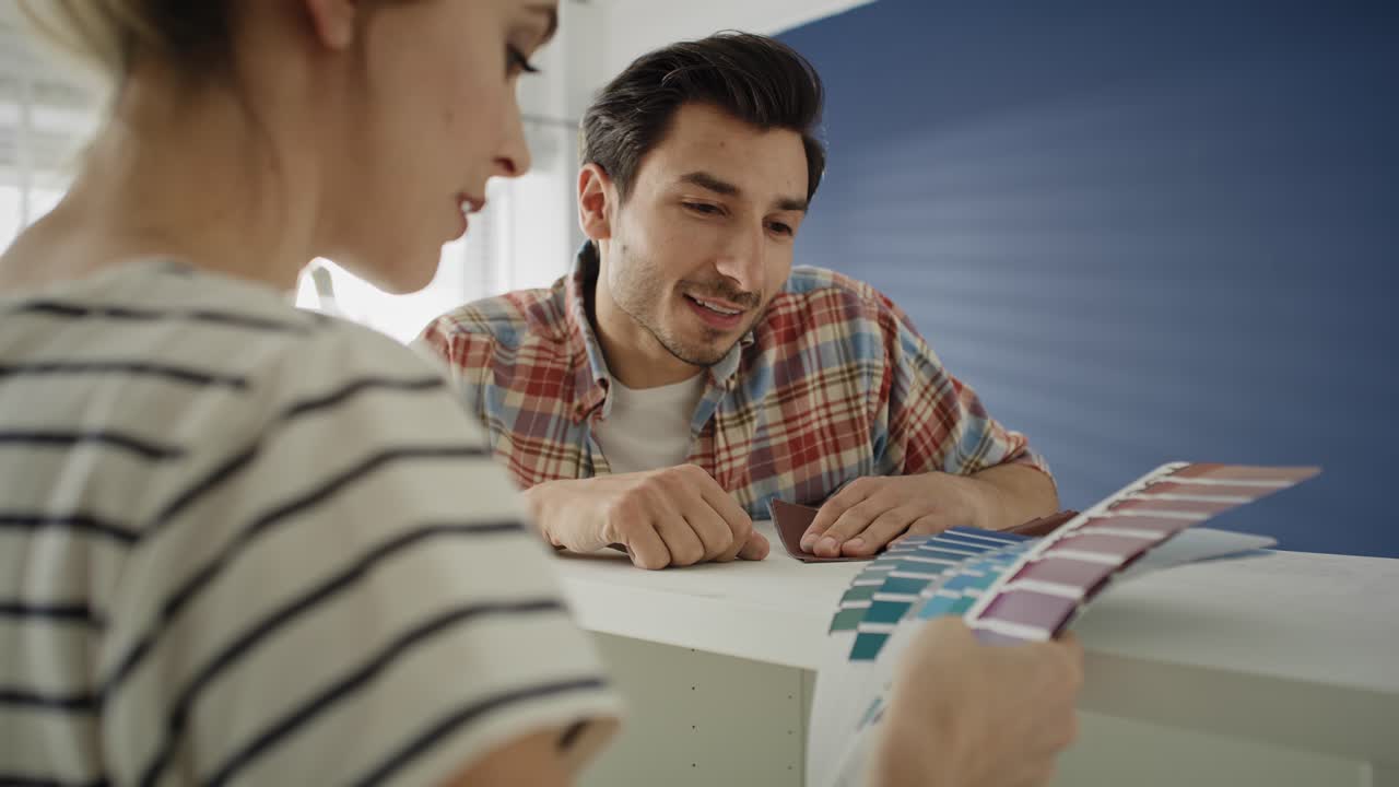 video de una pareja eligiendo nuevos colores para los muebles.