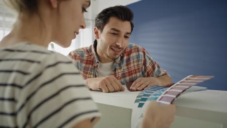 video de una pareja eligiendo nuevos colores para los muebles.