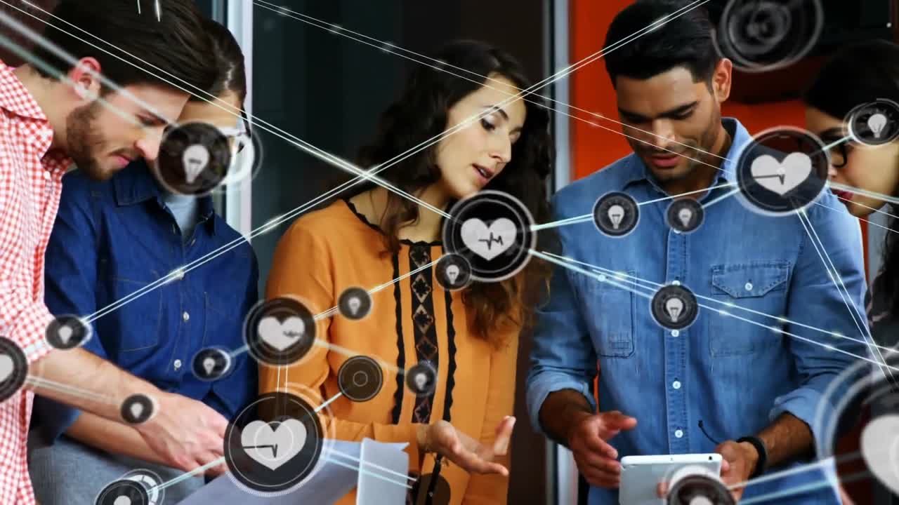 animación de una red de iconos digitales sobre un grupo de diversos colegas discutiendo en la oficina