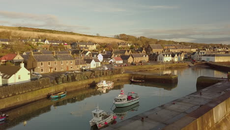 Luftaufnahmen-Von-Hafen-Und-Stadt-Johnshaven-Bei-Sonnenaufgang,-Aberdeenshire,-Schottland