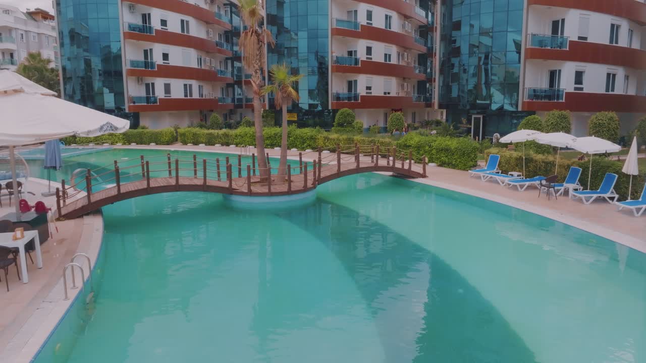 리조트 단지 에 있는 나무 다리 가 있는 수영장