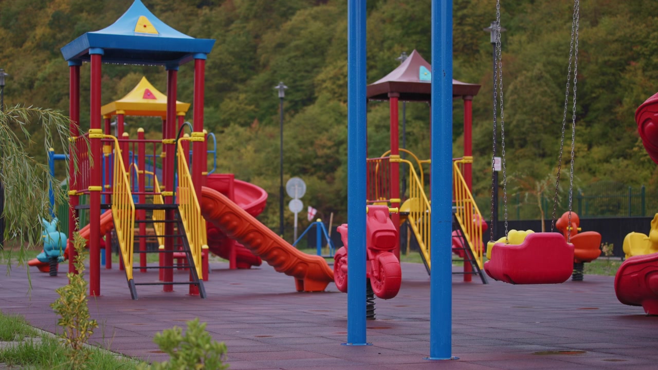 Parco giochi per bambini vuoto e bagnato