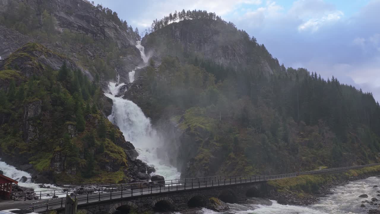 Cascata norvegese che si getta in un paesaggio boschivo vista dall'alto