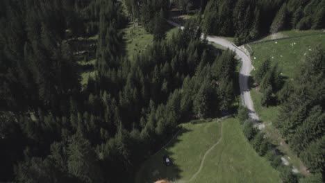 Video-Con-Avance-Del-Plano-Frontal-Del-Dron-Y-Cenit-Sobre-Caping-Y-Horizonte-En-Stelvio-Pass