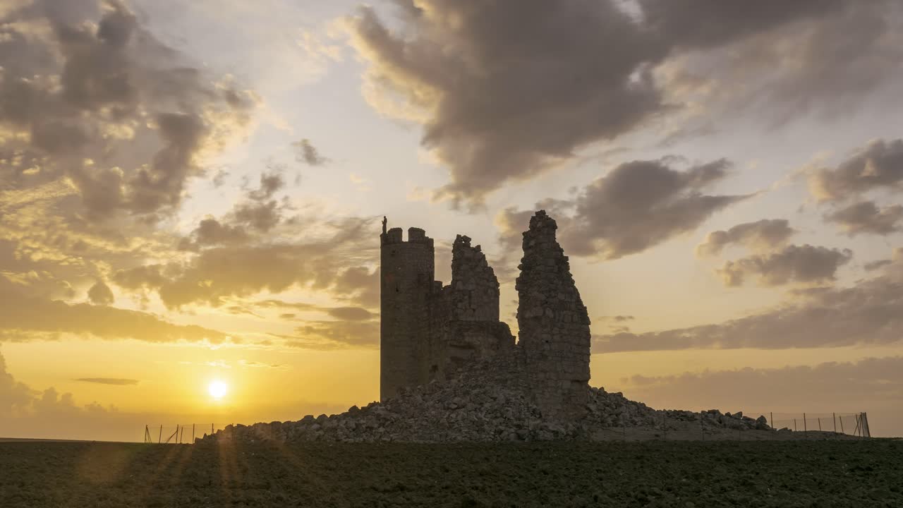 ruinas del castillo contra el cielo al atardecer