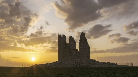 Burgruine-Vor-Sonnenuntergangshimmel