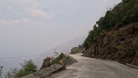 Blick-Auf-Die-Fahrt-Entlang-Einer-Gefährlichen-Bergstraße-Mit-Steilen-Abhängen-Nach-Unten