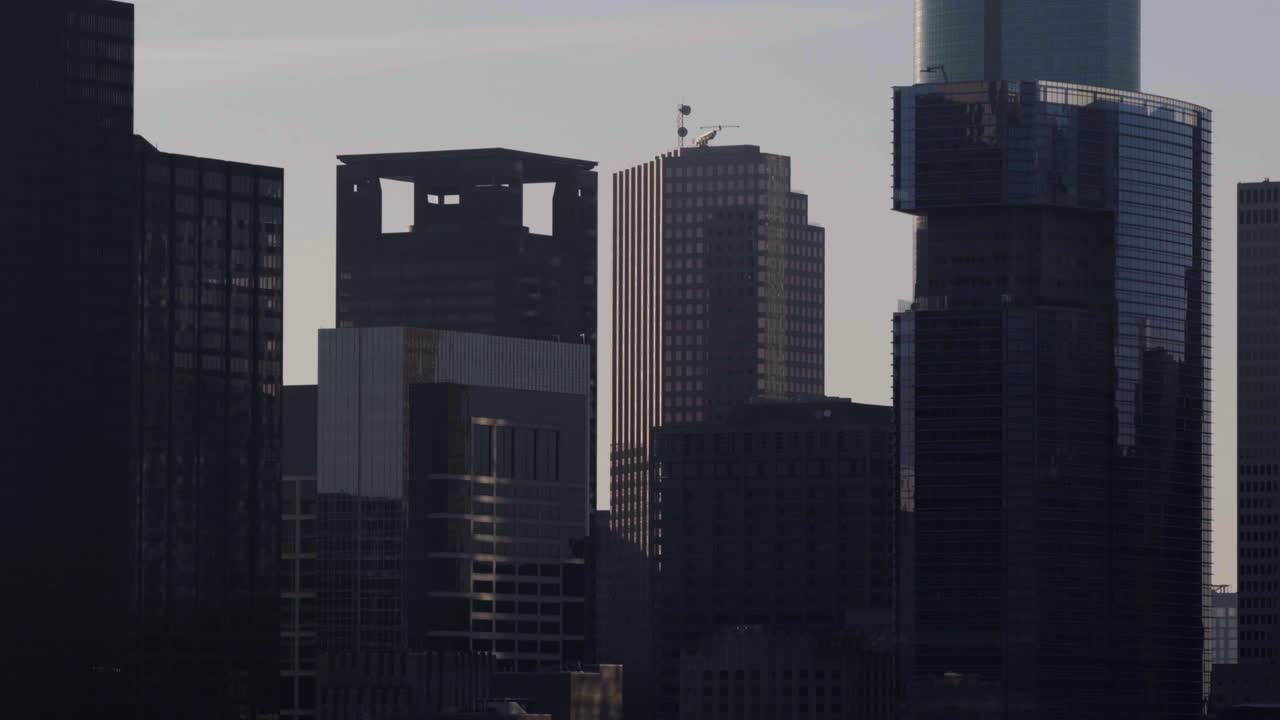 Perspectiva de dron comprimida de modernos rascacielos en el centro de Houston, al amanecer.