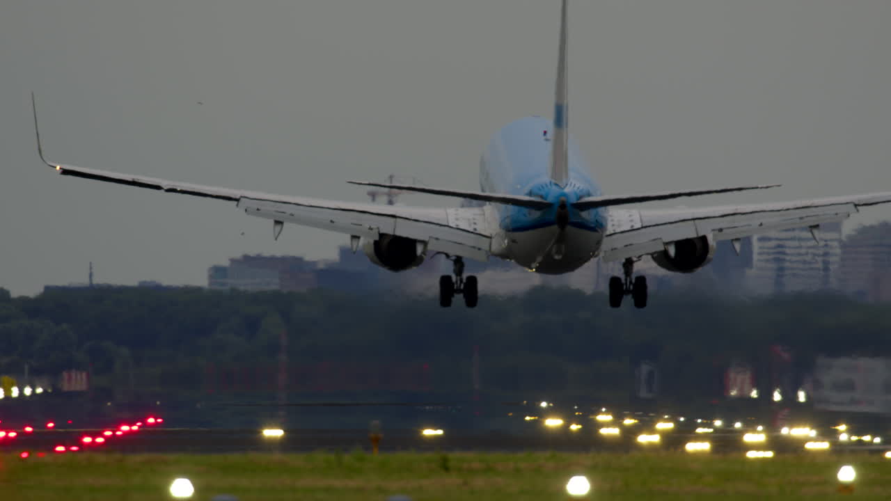aterrizaje del avión al anochecer o al amanecer