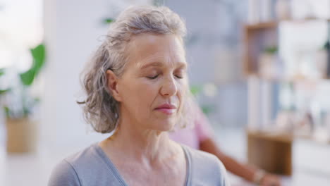 mujer madura meditando con los ojos cerrados durante