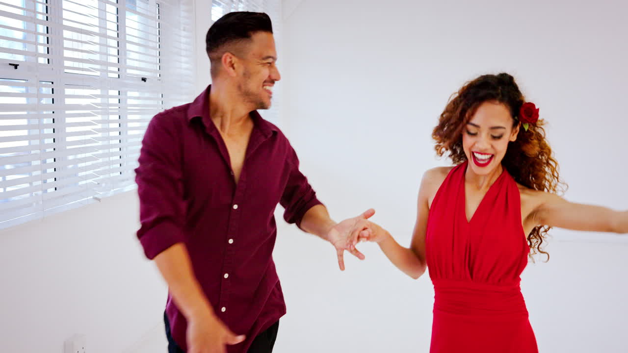 una pareja bailando salsa