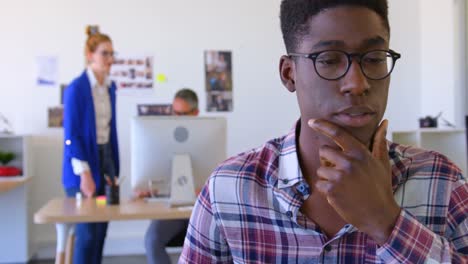 guapo ejecutivo afroamericano usando una computadora portátil en una oficina moderna 4k