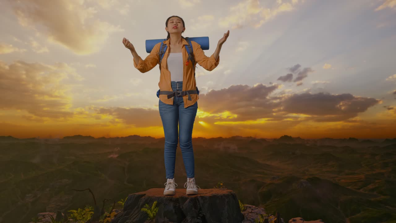 mujer excursionista en la montaña al atardecer