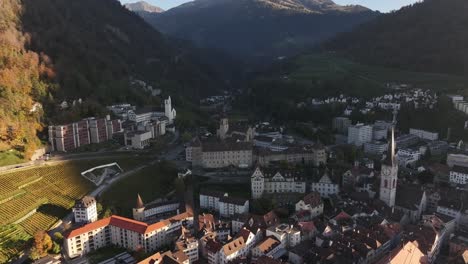 vista aérea de chur, graubünden, suiza, que muestra el encantador paisaje de la ciudad, la arquitectura histórica y los pintorescos viñedos ubicados en un paisaje montañoso.