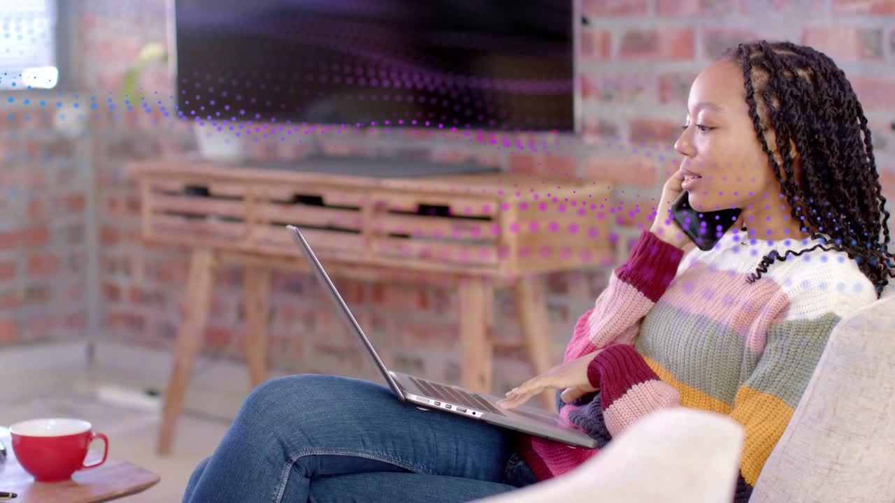 Mulher atendendo telefone tocando enquanto digita no laptop e gerencia tarefas de negócios remotas da cadeira