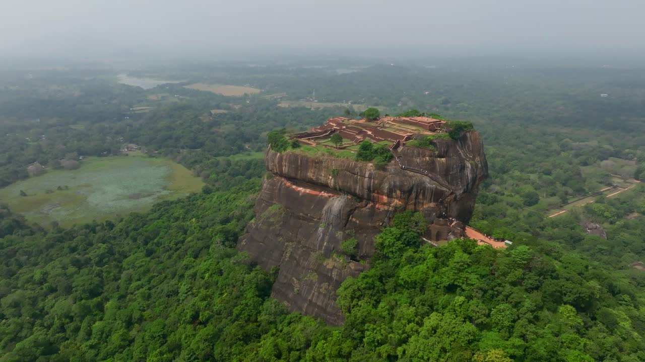 Luftfoto av Sigiriya-toppen på Sri Lanka, som fanger geometriske basseng, trapper og gamle palassrester omgitt av tropisk skog