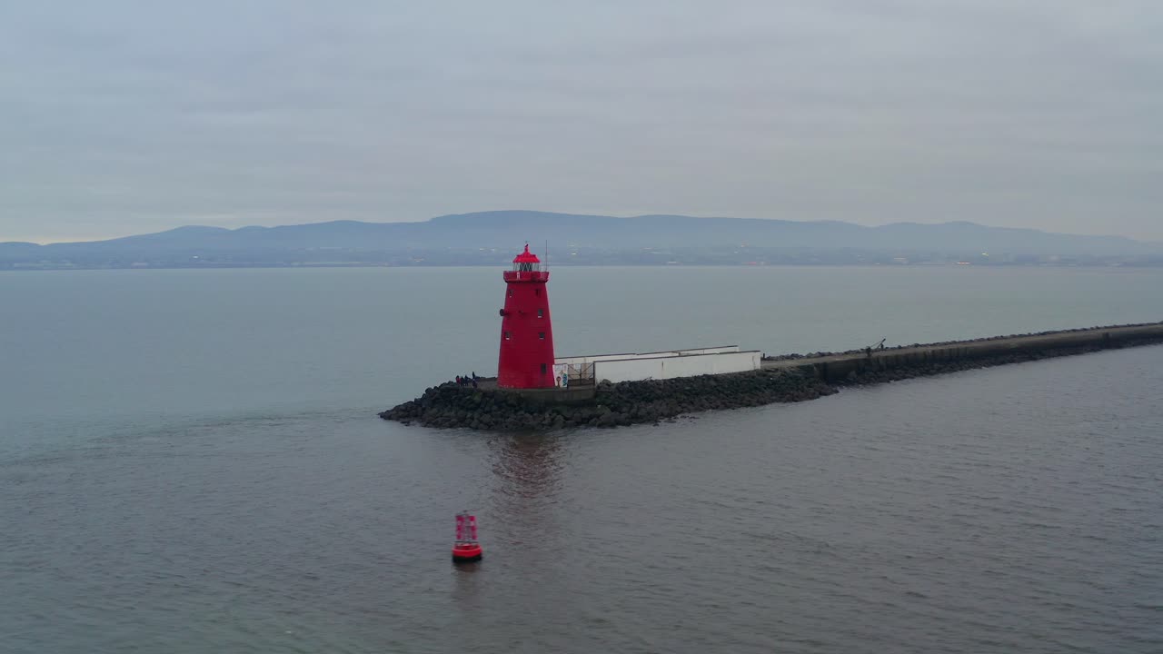 ángulo amplio que establece una visión general del faro de poolbeg, dron aéreo